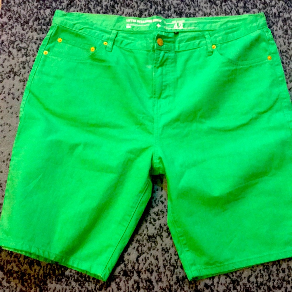 I’m selling a size 42 fits like a 40 pair of LRG s